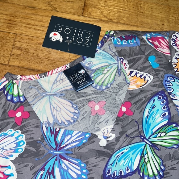 NWT Zoe & Chloe Butterfly Scrub Top - Picture 2 of 3